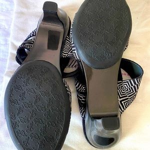 Women’s HELLE Comfort Sandal w/2 1/2” heel